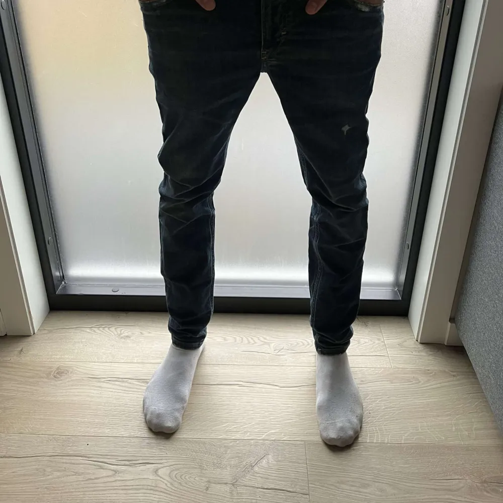 Ett par schyssta disel jeans nypris 1200kr vårat pris 499kr. Modellen är 180 och väger 68kg skick 9/10 inga defekter hör av er vid minsta oklarhet🇮🇹. Jeans & Byxor.