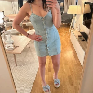 Jeans klänning fr zara  - Jeans klänning i väldigt fin skick, knappt använd i strl small/36