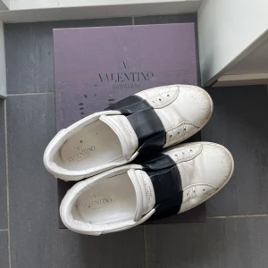 Valentino Open skor - Säljer dessa Valentino Open skor no lace modell då dom blivit för små Storlek 42 passar även 43 Skorna är i bra skick endast tappat lite färg på tån 7/10 Hör av er vid funderingar 