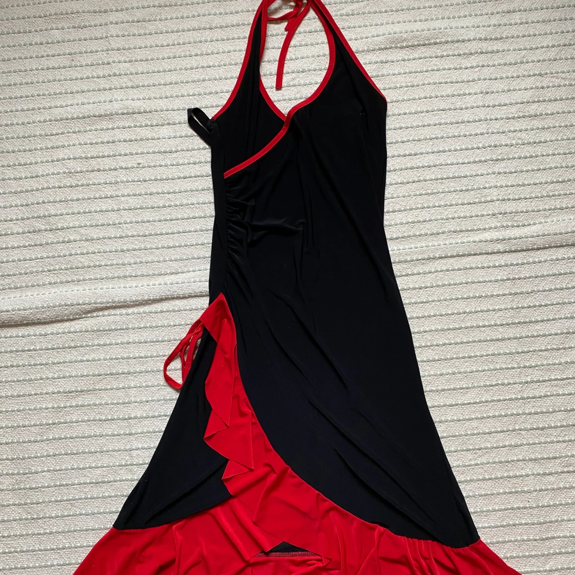 Snygg klänning med volang