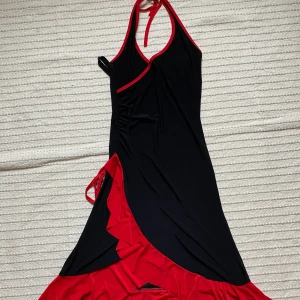 Snygg klänning med volang - Klänning i nyskick med röd volang