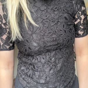 Spetstopp - Supersöt svart spetstopp från HM, i nyskick, använd fåtal gånger. Stängning med knapp i ryggen 