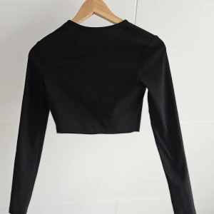 Långärmad croptop - Söt och basic långärmad croptop😊 Köpt på sellpy, knappt använd och bra skick!