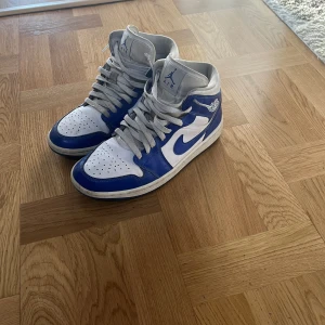 Jordan 1 Kentucky blue -  Hej säljer mina Jordan 1 Kentucky blue nu , den är sparsamt använd. Passar bra till alla årstider. Om det finns frågor omkring priset så Skriv ifall ni har några frågor så är det bara att dma. Först till kvarn😊