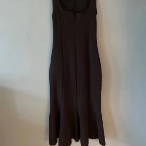 Zara klänning - Midiklänning från zara, endast använd 1 gång. 