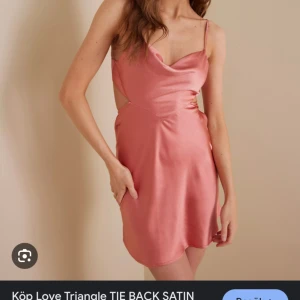 TIE BACK SATIN MINI DRESS - Säljer denna fina rosa satin klänning från märket Love Triangle. Klänningen är köpt på Nelly och endast använt en gång! Klänningen är i storlek M men passar lika bra för dig som har storlek S eller XS då du kan knyta hur du vill med banden. 