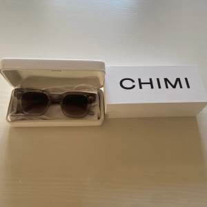Säljer nu mina chimi solglasögon 04 i grå färg. Inga defekter alls och chimisen är knappt använda. I princip helt nya. 