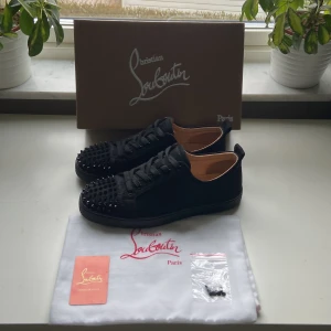 Christian Louboutin  - Dessa är ej till salu men jag vill bara se ifall någon är intresserade av dem så får ni gärna höra av er. Med ett bra bud kanske vi kan diskutera👍 