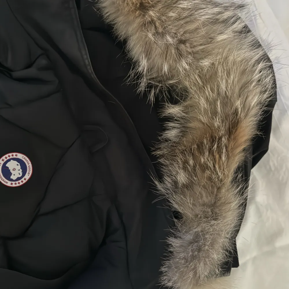 Jag säljer då min fina och varma canada goose jacka, då jag har köpt en ny vinterjacka och därav inte har nån användning av denna längre. Den är riktigt varm och skön. ☺️(har några få fläckar men som säkert lätt kan tvättas bort). Jackor.