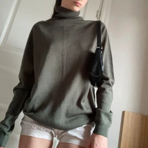 Grön finstickad tröja -  Super snygg grön finstickad tröja med turtleneck från Zara. Helt ny enbart testat! 🫶🏼 Storlek L men passar mig som har S 