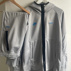 Nike airmax tracksuit - Säljer denna feta track suiten för endast 1600kr. Hela kostade mig ungefär 1800kr har kvitto. Den är knappt använd, har använt den ungefär 2 gånger och den har inga defekter. Kom gärna med bud och funderingar 