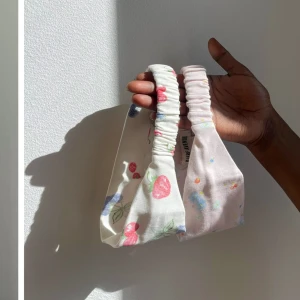 Djerf Avenue hårband - Djerf Avenue hårband i färgen ”summer island” – till höger på bild. Köpt för 449:- 🤎 Nyskick.