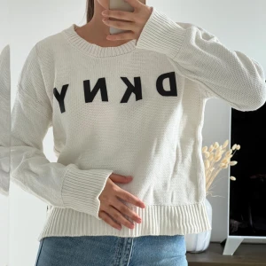 Stickad tröja - Fin stickad tröja från DKNY som inte kommer till användning🤍✨