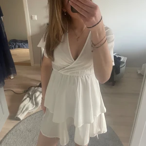 Vit klänning  - Superfin sommarklänning från bubbelroom perfekt nu till sommaren och studenten! Aldrig använd så den är i väldigt fint skick! Skriv och fråga om fler bilder om ni är intresserade💗💗🫶🏻🫶🏻