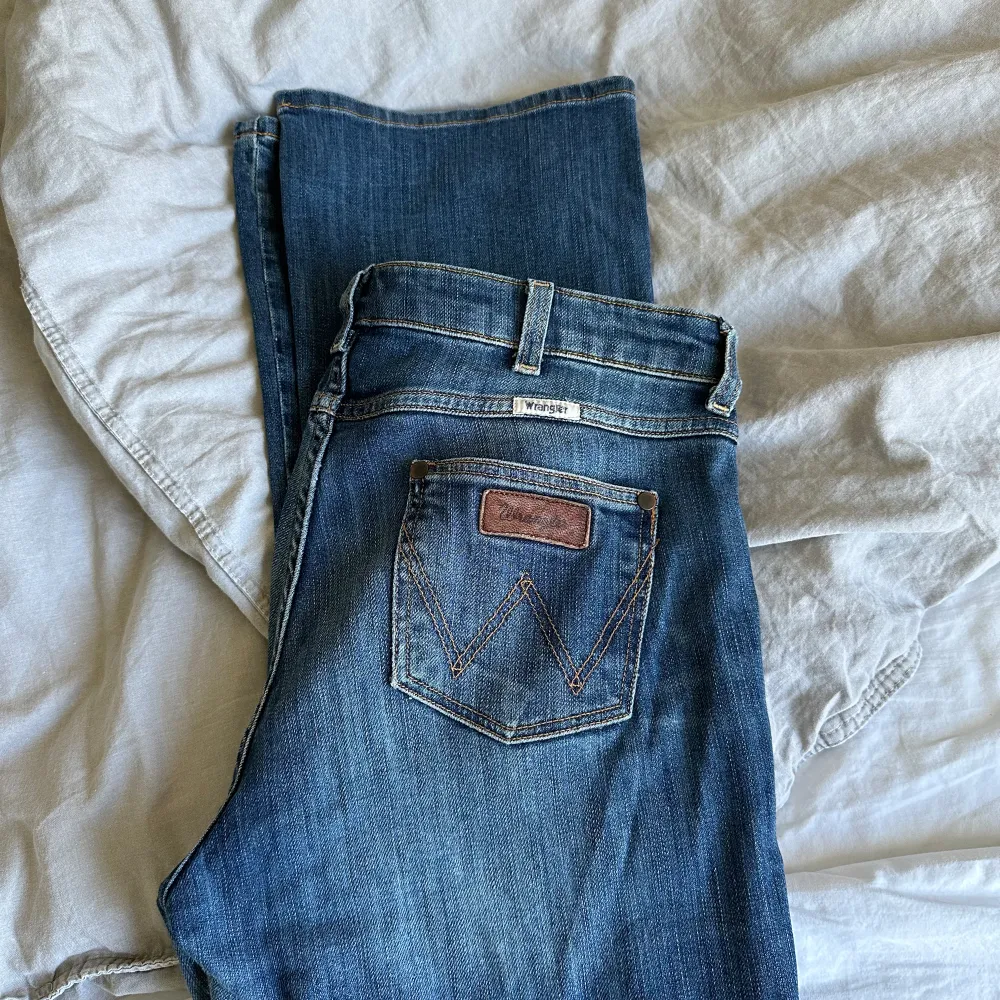 Snygga bootcut jeans från wrangler med lågmidja. Jeans & Byxor.