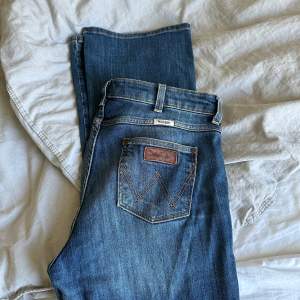 Snygga bootcut jeans från wrangler med lågmidja