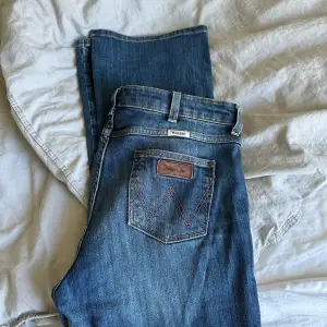Snygga bootcut jeans från wrangler med lågmidja