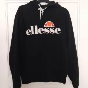 En Ellesse hoodie i storlek M, passar också S, bara använd en gång ❤️