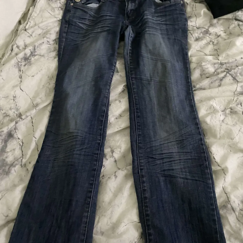 Säljer nu mina lågmidjade jeans. Bootcut. Inga defekter. Är öppen för byten! 39cm tvärs över midjan, 79cm innebenslängd.. Jeans & Byxor.