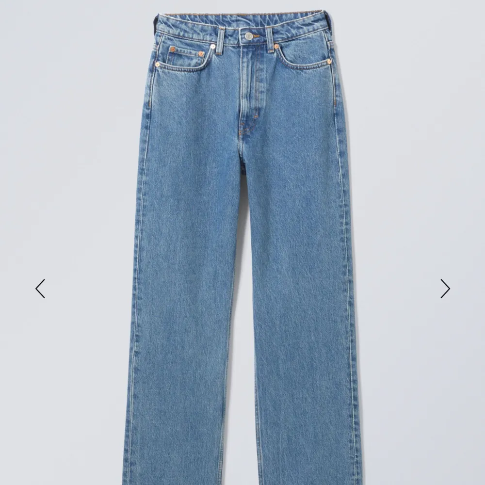 Säljer mina Rowe jeans från weekday, säljer då jag har flera par💘för referens är jag 155 lång!. Jeans & Byxor.