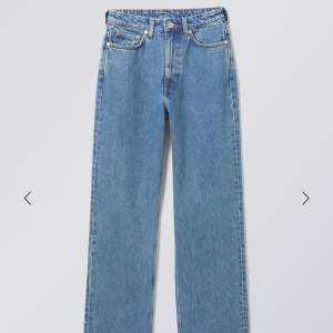 Säljer mina Rowe jeans från weekday, säljer då jag har flera par💘för referens är jag 155 lång!