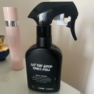 Lush body sprey - Endast testad Let the good times roll  Body sprej från LUSH Luktar karamell🍪  Ordinarie pris 350