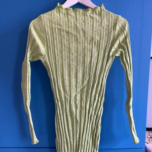 Klänning Mads Nørgaard  - Grön mönstrad klänning från Mads Nørgaard i tight modell. Har inte blivit särskilt mycket använd, i gott skick! Ganska stor i storleken. Storlek XS/S.