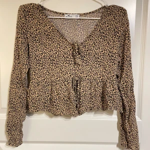 Leopard topp 🐆 - Leopard topp från Hollister 🐆  Knappt använd, säljer då den inte kommer till användning längre och är lite för liten för mig 
