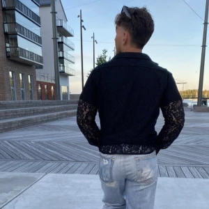 Svart Skjorta  - Svart skjorta med mönster, köpt från Zalando, skick 8/10