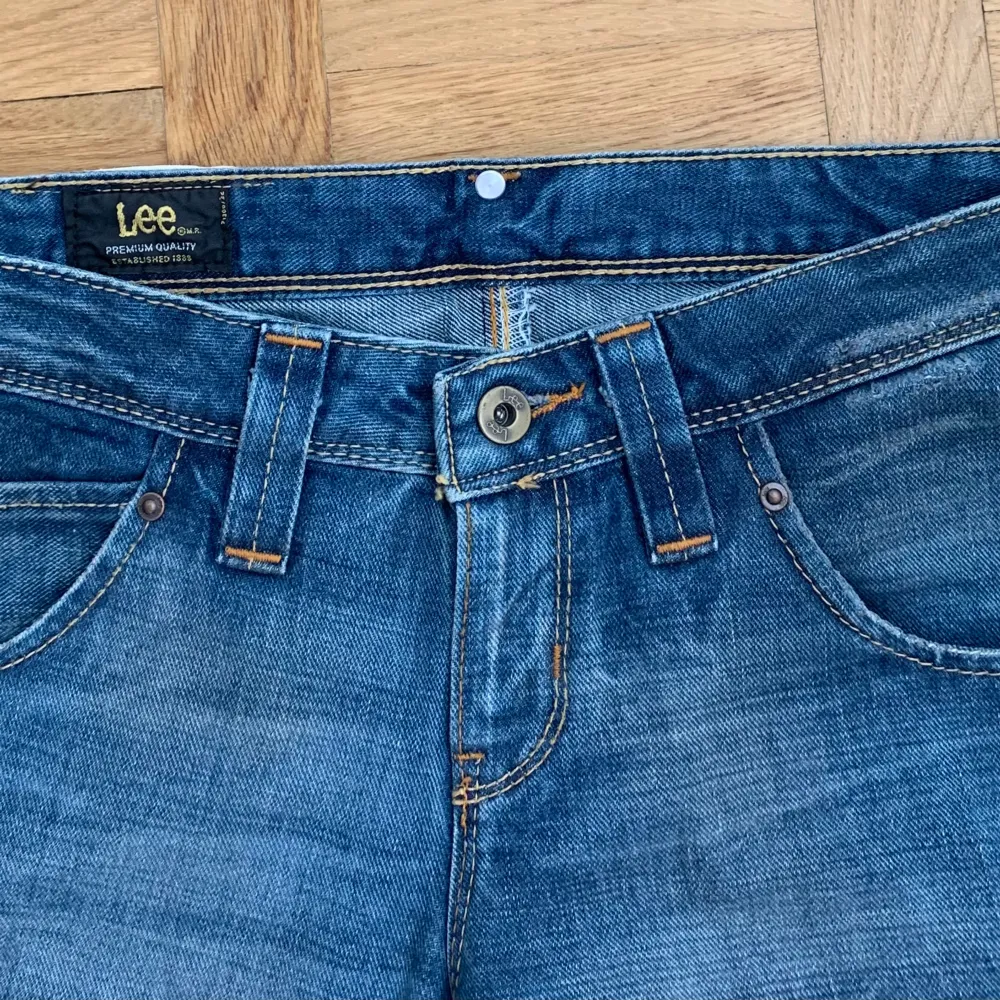 så sjukt snygga vintage low waist bootcut jeans från Lee, helt nya utan prislapp så i nyskick❣️❣️❣️. Jeans & Byxor.