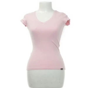 rosa babytee - jättesöt rosa babytee från peak performance, verkligen perfekta y2k toppen 💘så bra kvalite med tjockt material. säljer då den är för liten, helt oanvänd av mig och i jättebra skick!!! 