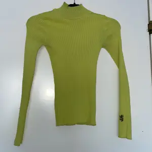Lime grön polo tröja från H&M, använd några gånger men inga defekter 