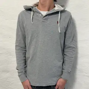 En schysst hoodie från. Storlek M och modellen på bilden är ca 183 cm. Fint skick. Nypris runt 2000kr, köp för endast  450kr.  Fast pris gäller🤝