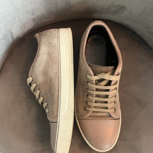 Lanvin - Säljer nu dessa feta och stilrena lanvins! ✨ Skorna är i fint skick och passar perfekt nu till sommarn!🙌 Priset är ej hugget i sten! Tveka inte på att höra av sig vid frågor!😊