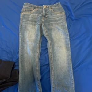 säljer 2 par levis byxor . Säljer båda två i ett pack men kan säljas enskilt även, 750 för båda 400 för var sin - Väldigt bra skick färg , mörk blå och blå