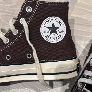 Converse All Star - Köpte skorna 2021 i Storbritannien på footlocker. Har änvänt dom mindre än 5 gånger så dom är i nyskick. Priset kan diskuteras.☺️