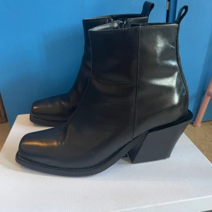 Boots Nude of Scandinavia  - Säljer mina fina boots i skinn från Nude of Scandinavia. Har använts sparsamt så är i fint skick! Kommer med tillhörande skokartong. Storlek 39.  Nypris: 2350 kr