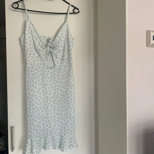 Klänning - Klänning från Nelly. Oanvänd så i nyskick. 