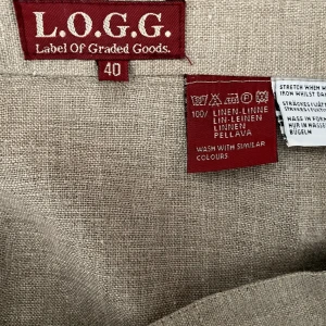 KJOL - Ankellång omlottkjol i linne Ungefär 87 cm lång Beige färg dom skiftar i grått Sparsamt använd Finns i Fredhäll 