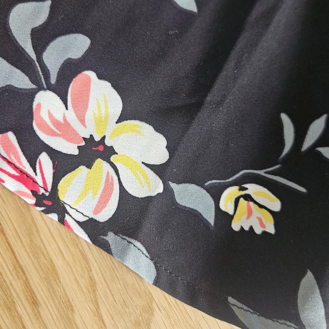 Svart blommig klänning - 92