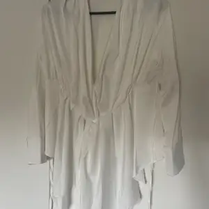 Cool vit skjorta/blus i siden med volanger och snörning. Storlek F (one size fits all) men tror den passar S/M 🌸