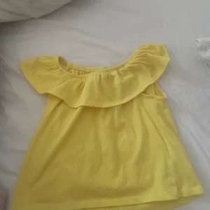 Gul topp - Super härlig sommar topp i en somrig gul färg. Den är i st xs