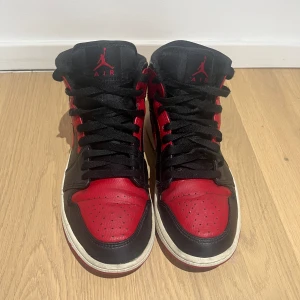 Jordan 1 mid Banned - Tja, säljer nu dessa jordans i storlek 40.  Dom är i ganska bra skick förutom att dom slitna under skon. Hör av dig Om du är intresserad eller har några frågor :).