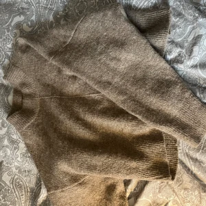 Stickad tröja från Gina tricot  - Säljer en superfin stickad tröja från Gina tricot i strl S🩷 Säljs inte längre på deras hemsida.  Jag säljer den då jag inte använder den längre