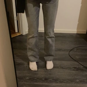 Gråa fina young jeans - Kommer aldrig till användning därför säljer jag de fråga gärna efter mer bilder storleken är i 146 ❤️byxorna är använda cirka 4 gånger och inte några defekter på ❤️