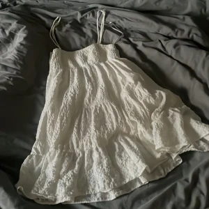Vit kortklänning zara - Fin vit kortklänning från zara i väldigt bra skick!!