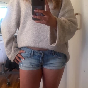 lågmidjade jeansshorts💗 - Väldigt lågmidjade jeansshorts med fina detaljer!💕  köp direkt med prisförslag på 350