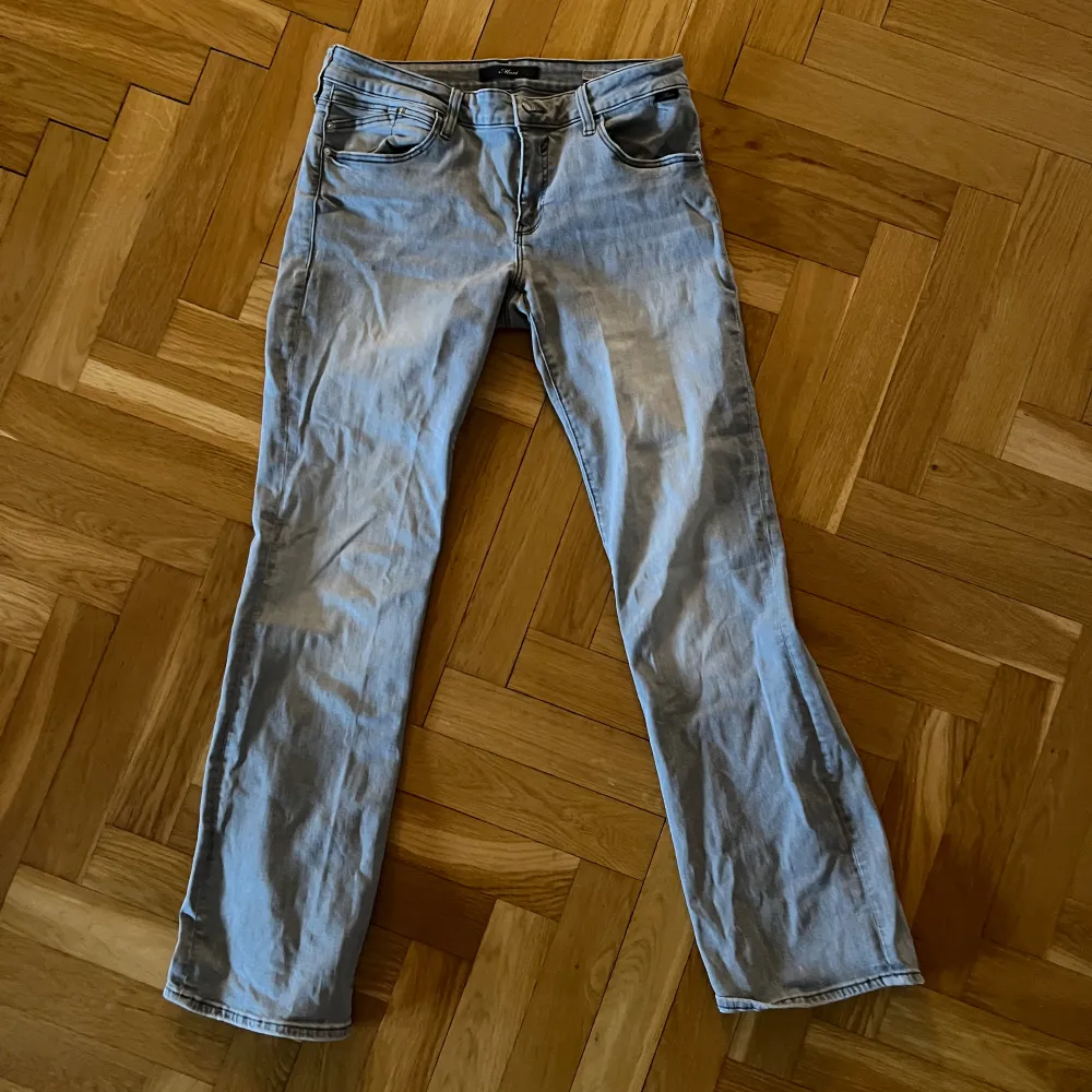 Gråa Lågmidjade jeans från märket mavi.  Storlek 28/32, legat i min garderob rätt länge därav skrynkliga på sista bilden, säljer eftersom dom är preeecis för korta för mig som är 176, någon cm bara ❤️. Jeans & Byxor.