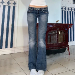 Miss me jeans  - Köpt pä Plick nyligen de var tyvärr för smä för mig men det är skit snygga miss me jeans❤️ Midja: 81 cm Innerben: 68 Storlek 36 ❤️ Hittar inga defekter valdigt bra skick (Jag använde tjejen jag köpte de frän bilder) skriv om ni vill ha fler
