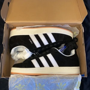 Adidas Campus 00s - Fräscha Campus 00s, perfekt att rocka dessa klassikerna till sommarn!✅  Skriv i pm vid frågor eller funderingar💙   OBS: sänkt pris vill bli av med skorna snabbt, inget prutande!